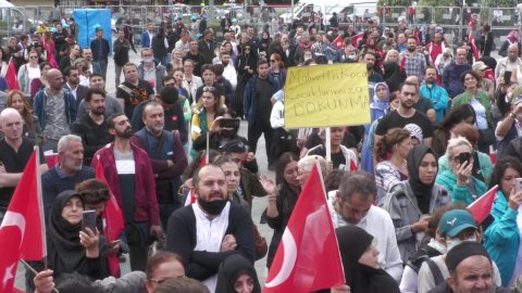 İzmir'de Aşı Karşıtı 'Büyük Uyanış' Mitingi