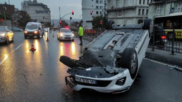 Beyoğlu'nda Bir Otomobil Takla Attı