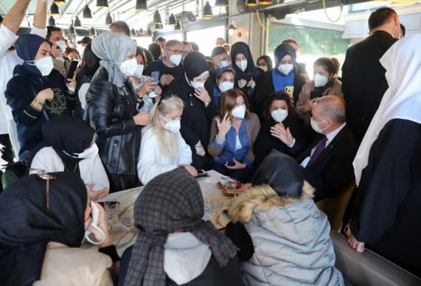 Erdoğan'ın Kafe Ziyaretinde Bilindik Manzara: Tek Tip Maske