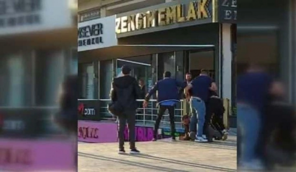 Eşini Döven Erkeği Dakikalarca Dövdüler