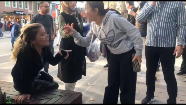 Babasının Aşk Yaşadığı Kadına Meydan Dayağı Attı