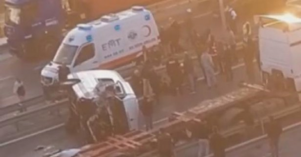Beylikdüzü'nde Servis Minibüsü Tıra Çarparak Devrildi: 8 Yaralı