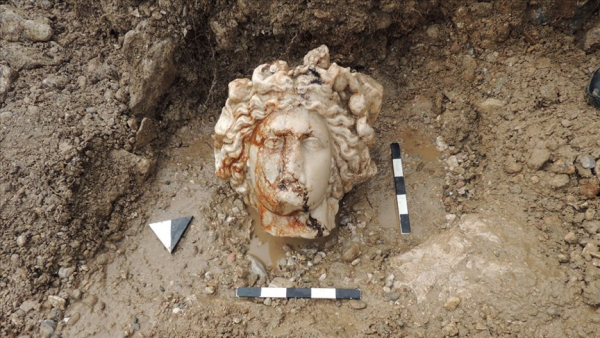 Kütahya'da Afrodit ve Dionysos Heykel Başları Gün Yüzüne Çıkarıldı