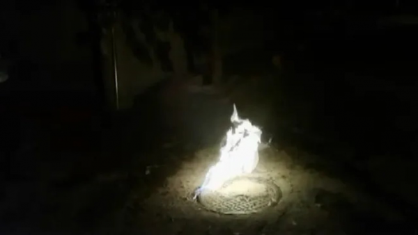 Elazığ'da Bir Mahallede Rögar Kapağından Alevler Çıkıyor