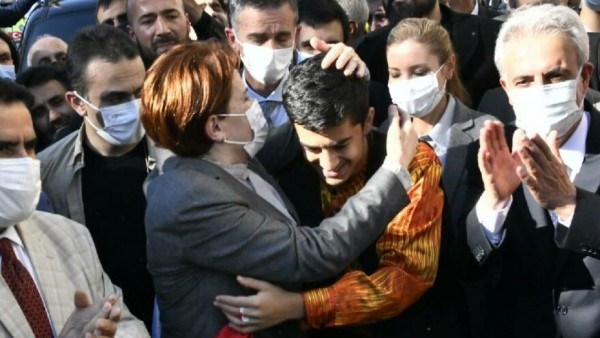 Bir Genç Akşener'e Seslendi: 'Vallahi Test Kitabı Alamıyorum'