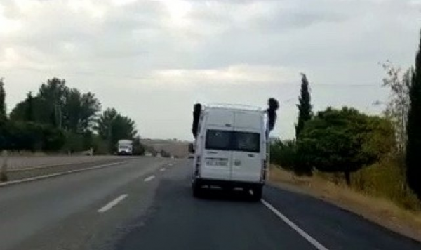 Öğrenciler 130 Kilometre Hızla Giden Servis Aracından Sarktı