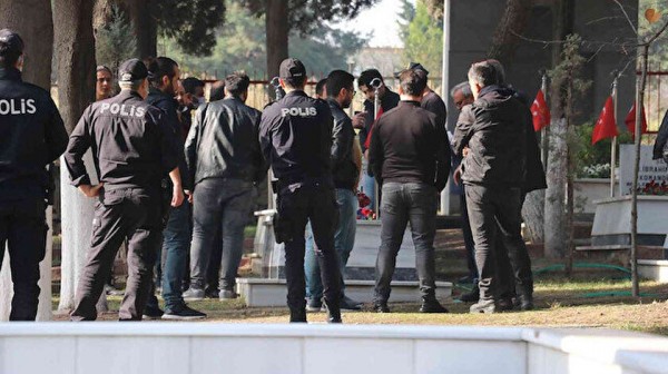Kürtçü Terörist, Şehit Mezarına Saldırdı