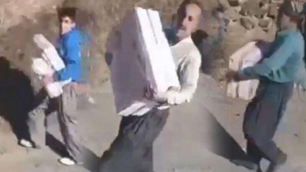 İran'da Kaza Yapan Türk Tırı Yağmalandı