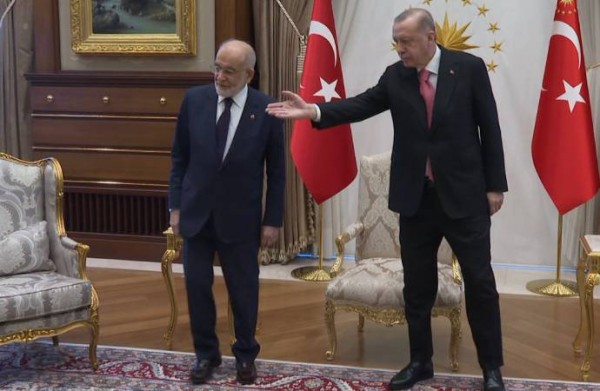 Erdoğan, Karamollaoğlu'nu 'Uzağına' Oturttu