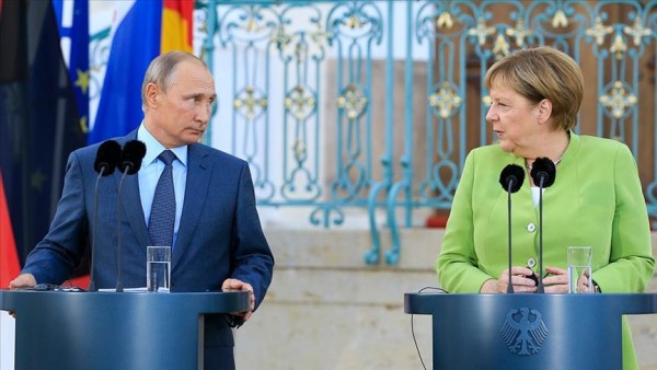 Merkel ve Putin, Polonya-Belarus Sınırındaki Göçmen Krizini Görüştü