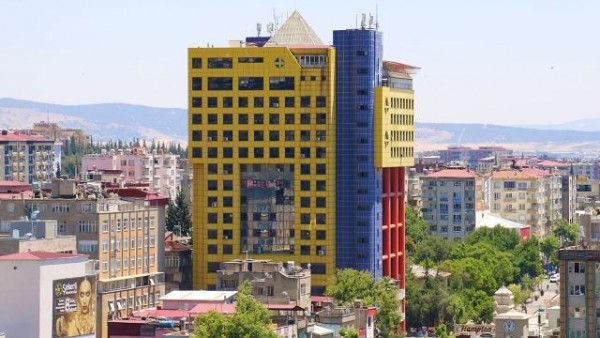 'Dünyanın En Saçma Binası' Olarak Ünlenen Bina Yıkılacak