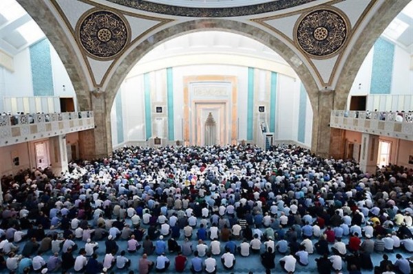 Diyanet, Camilerdeki Sosyal Mesafe Tedbirini Kaldırıyor