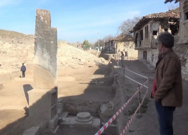 Türbe Zannetikleri Yer Agora'nın Köşe Sütunu Çıktı