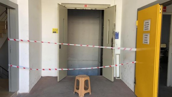 İzmir’de Asansör Boşluğuna Sıkışan Bir Kişi Yaşamını Yitirdi
