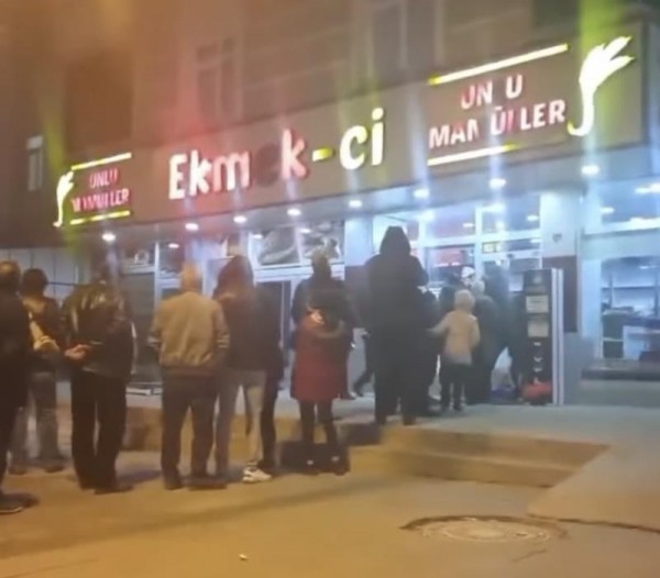 Erzurum'da Ekmek Kuyrukları: Fırıncılar Ekmek Üretmedi
