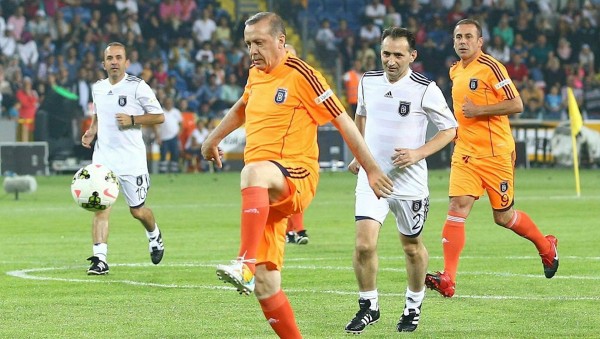 Pakdemirli'den Anlamsız Futbol ve Bayındırlık Karşılaştırması