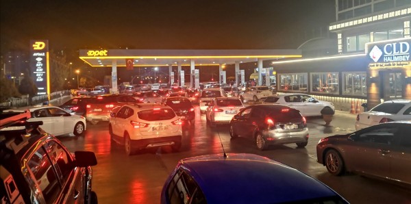 Zam Fırtınası Etkisini Artırıyor: Akaryakıt İstasyonlarında Kuyruk