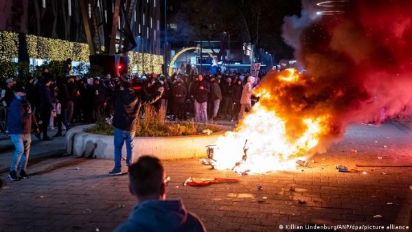 Çin Virüsü Önlemlerini Protesto Edenlere Polis Ateş Açtı