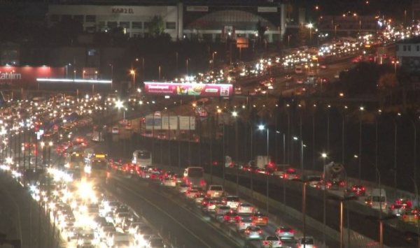 'Gün Doğmadan İşe Gidenler Ülkesi'nde Trafik Yoğunluğu