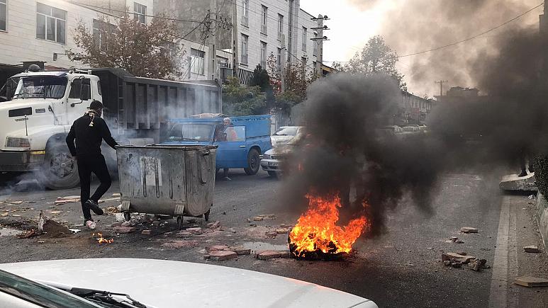 İran'da Eylemler Alevlendi, İnternet Kesildi
