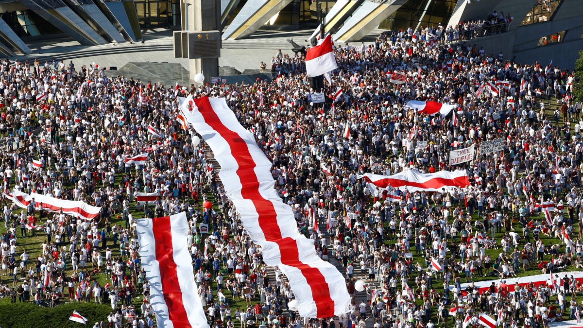 Minsk'te Dev Eylem: 200 Bin Kişi Lukaşenko'yu Protesto Etmek İçin Toplandı