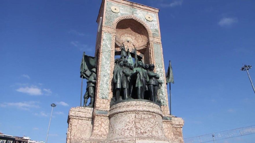 Taksim'deki Cumhuriyet Anıtına Alçak Saldırı