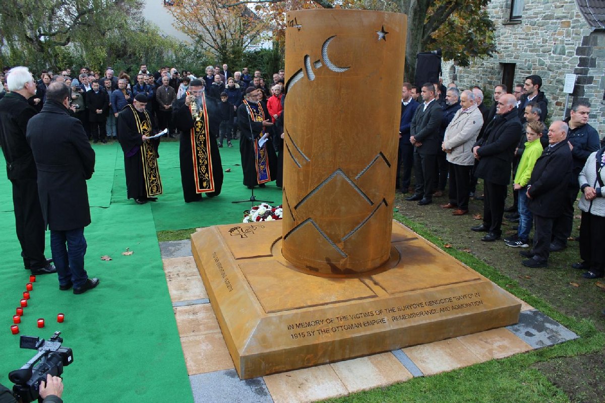 Almanya'da Sözde Soykırım Anıtı Açıldı