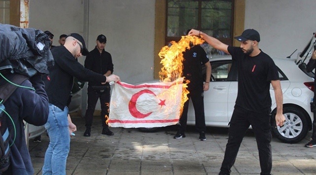 Rumlar Kıbrıs'ta Türk Bayrağı Yaktı