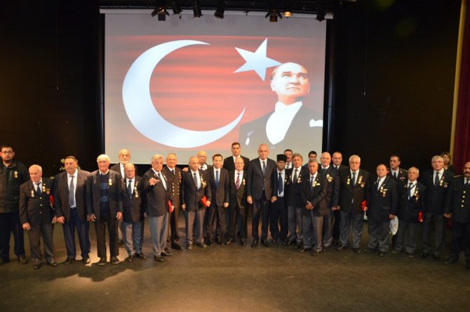 Kıbrıs Barış Harekatı Töreninde Atatürk ve Rauf Denktaş Unutuldu