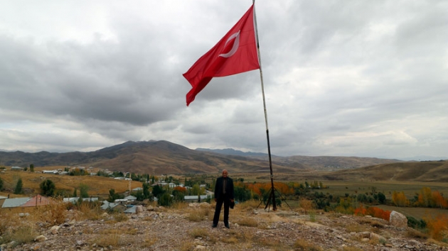 Bir Kere Yükselen Bayrak Bir Daha İnmez