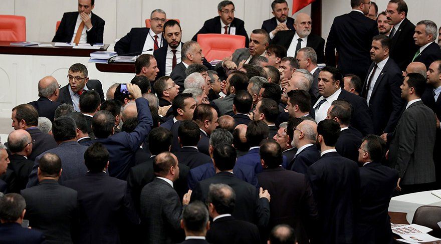 TBMM'de İYİ Parti-AKP Gerilimi! Vekiller Birbirinin Üzerine Yürüdü