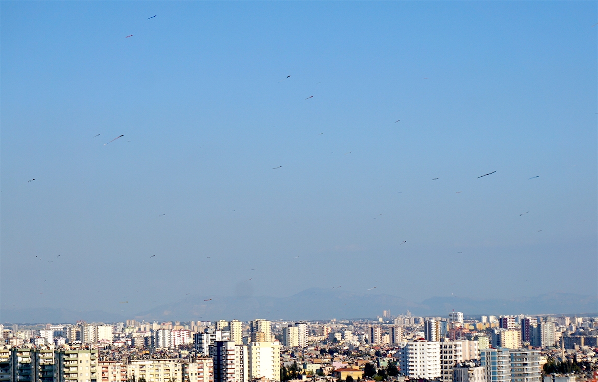Adana'da Yasağı Delmeden Uçurtma Gösterisi