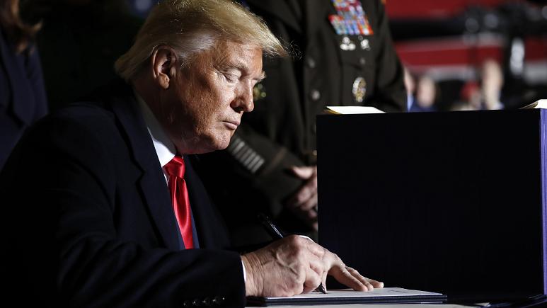Trump Yasa Tasarısını İmzaladı