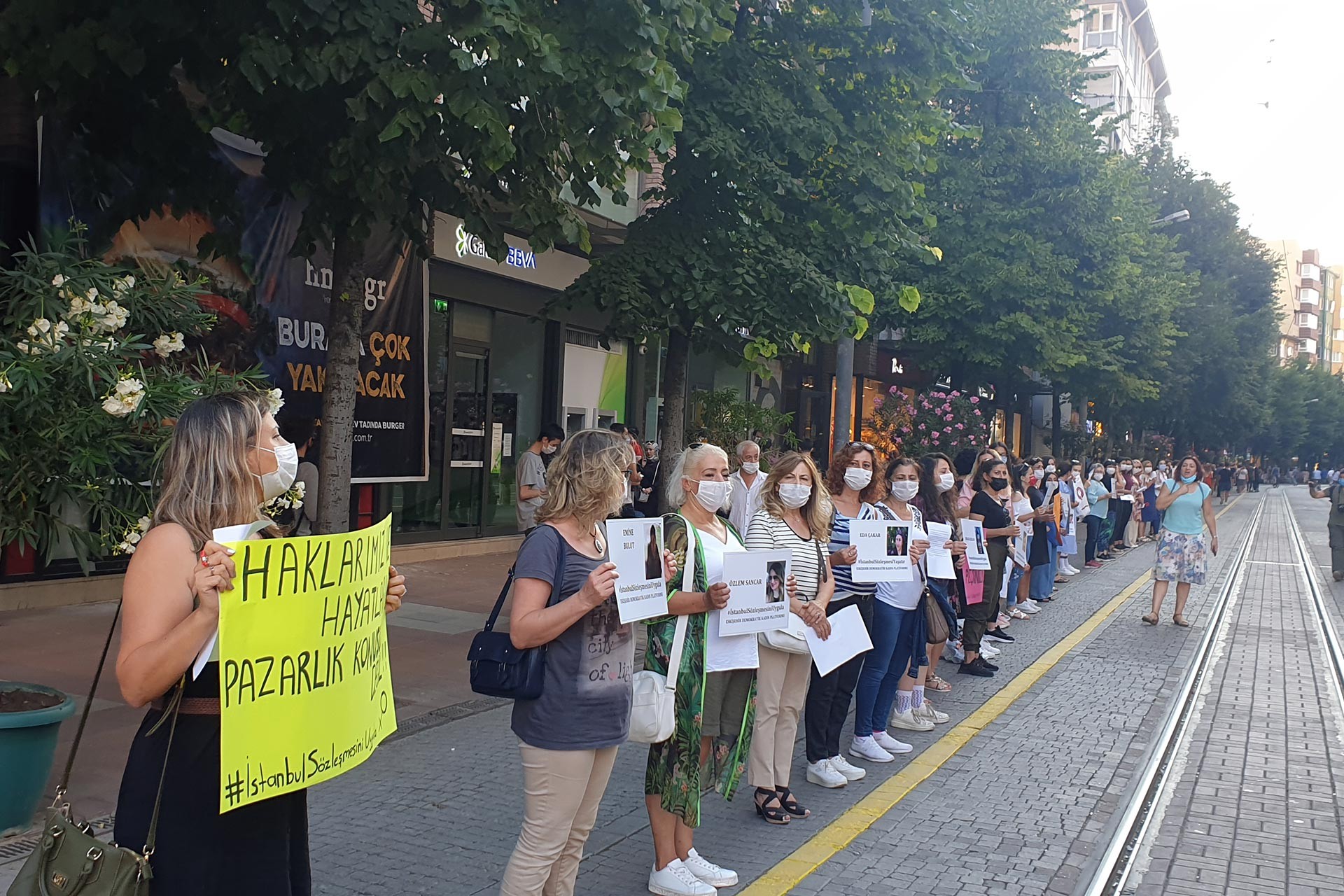 Eskişehir'de İstanbul Sözleşmesi’nin Uygulanması İçin Kadınlar Zincir Oluşturdu: Tartıştığınız Hayatlarımızdır İzin Vermiyoruz
