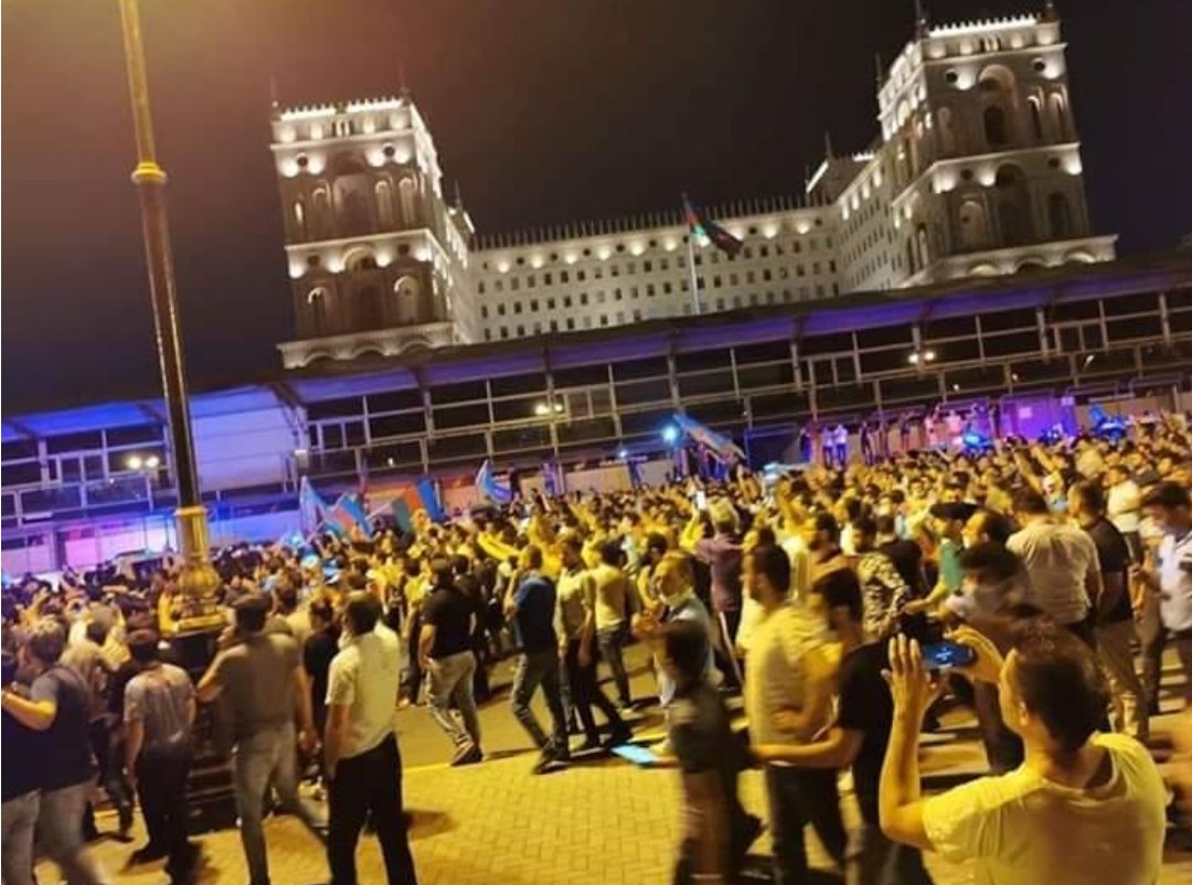 Azerbaycan Ayakta, On Binler Meydanlara Akın Etti! İşte O Görüntüler