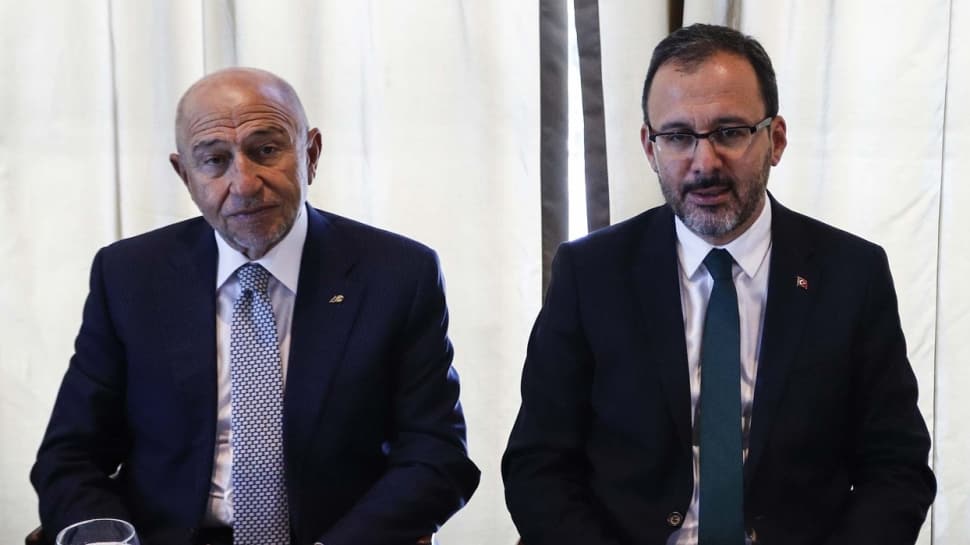 Davutoğlu Spor Bakanı ile TFF Başkanı'nı İstifaya Davet Etti