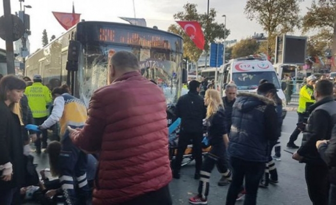 Otobüs Durağa Daldı! Yaralılar Var