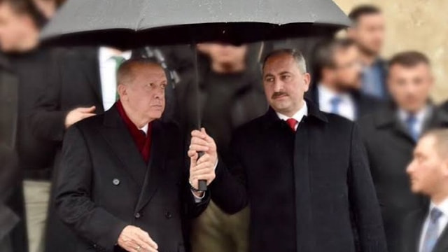 Tarikat Liderinin Elini Öpen Adalet Bakanından Açıklama