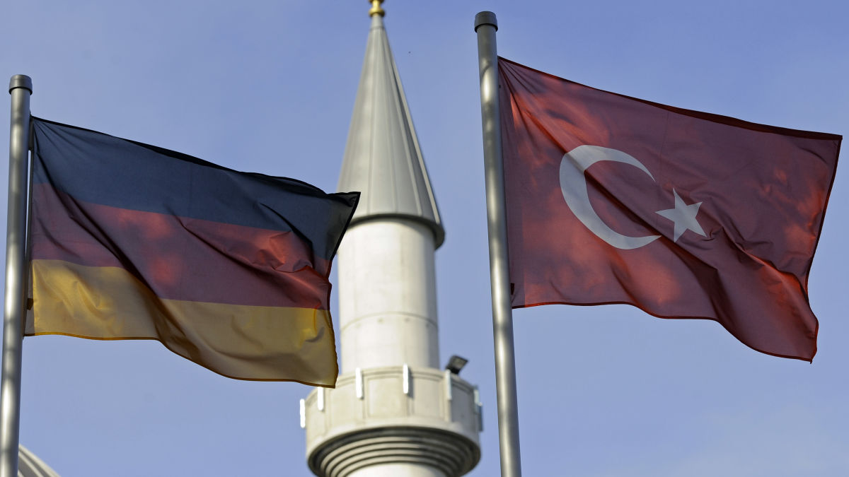 Avrupa Türklüğünü Yiyip Bitiren İslamcılar