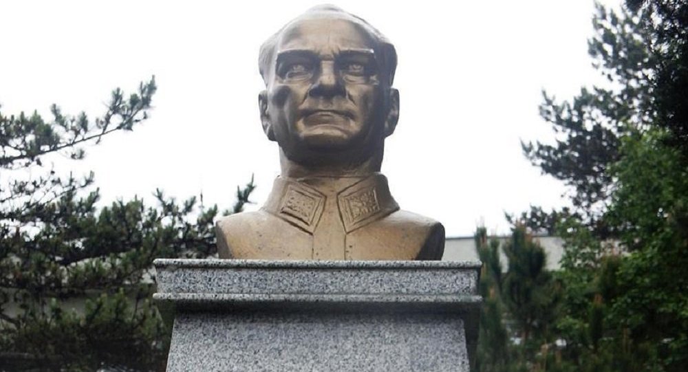 Okul Bahçesindeki Atatürk Büstüne Çirkin Saldırı