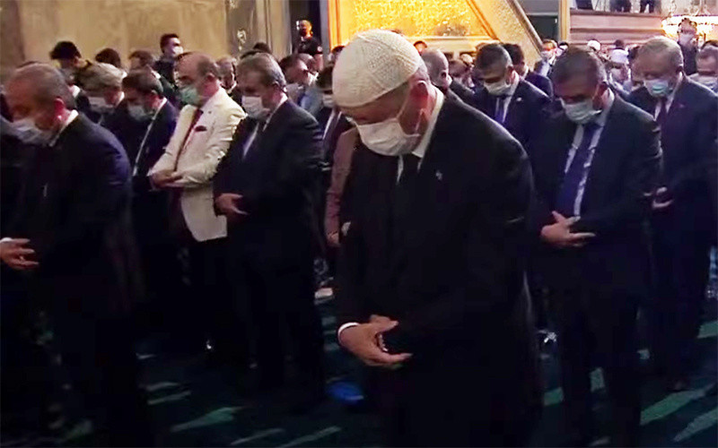 Ayasofya'da İlk Namaz Kılındı! Kılıçla Hutbe Okuyan Erbaş Atatürk'e Hakaret Etti