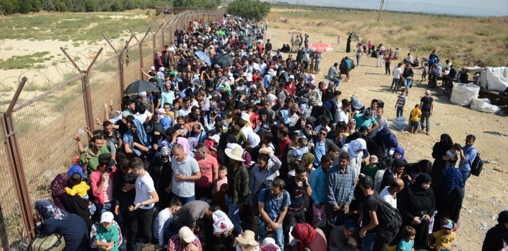 700 Bin Suriyeli Türkiye Sınırına Geliyor