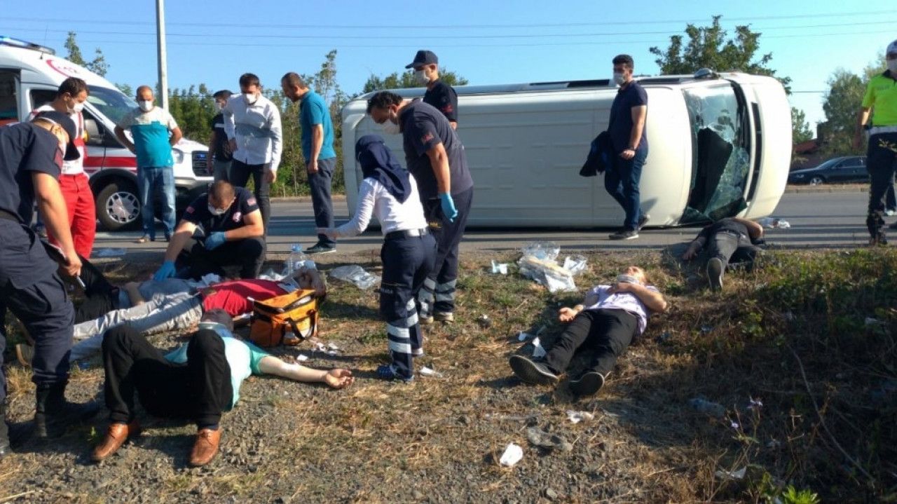 Samsun'da İşçi Taşıyan Minibüs Devrildi: 15 Yaralı