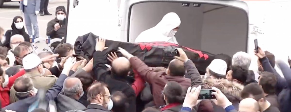 Sosyal Mesafeye Yine Uyulmadı: Haydar Baş'ın Cenazesinde İzdiham