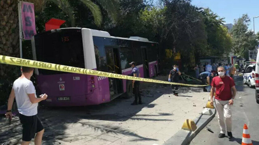 Kadıköy'de Belediye Otobüsü Kaza Yaptı: 5 Kişi Yaralandı
