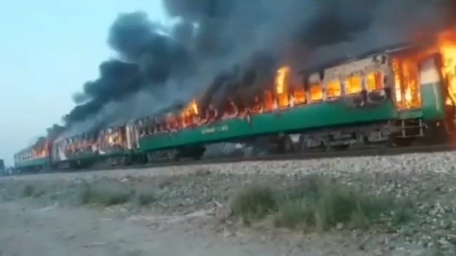 Pakistan: Tren Yangınında En Az 73 Ölü