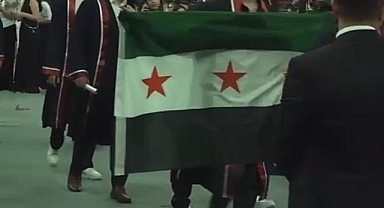 Türk Gençlerinin Bozkurt İşareti Kesilirken, Suriye Bayrağına Kesintisiz Yer Verildi